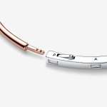 Dvoubarevný pevný náramek Pandora Signature s I-D pavé