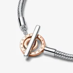 Dvoubarevný řetízkový náramek Pandora Signature Logo a pavé